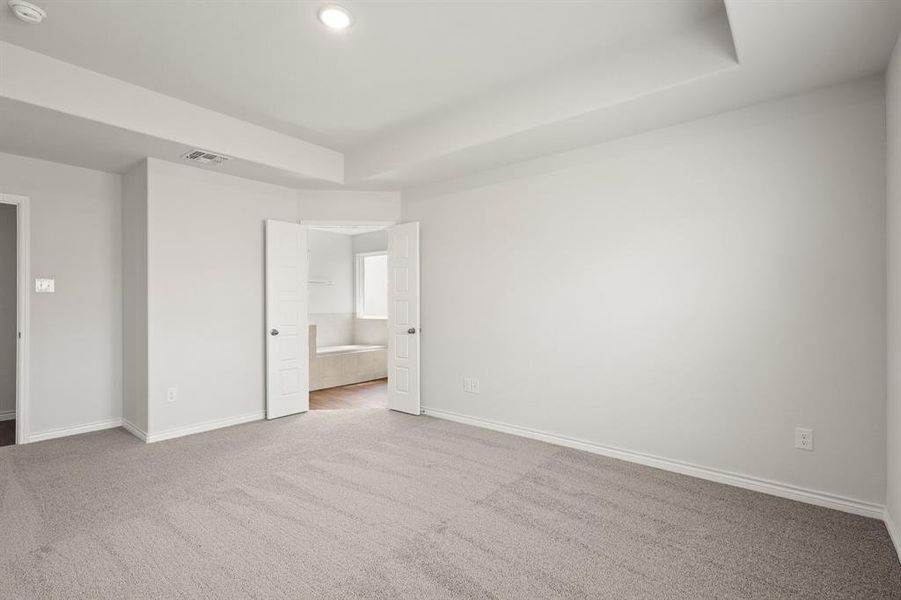 Spacious, unfurnished interior of a new home in Sycamore Landing, Fort Worth (Image 15).