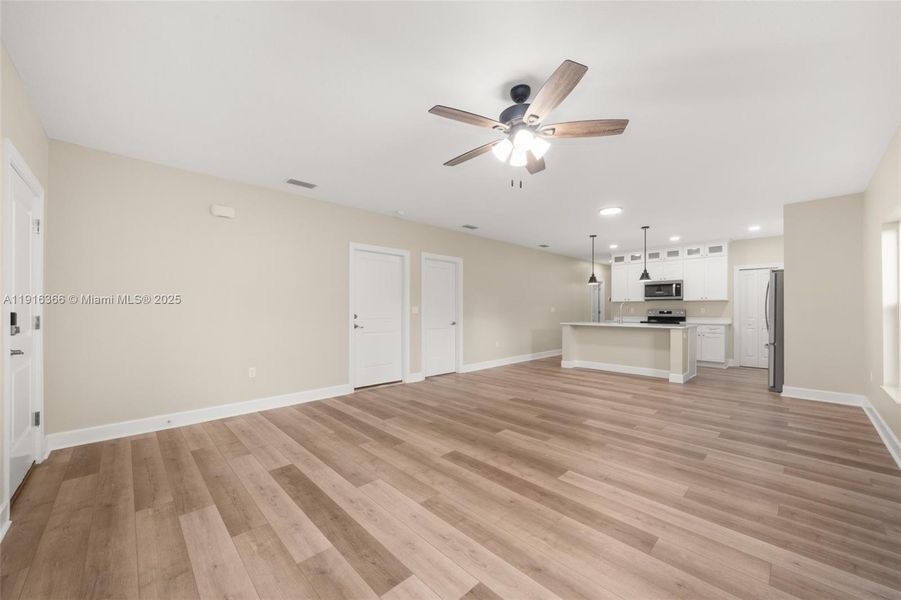 Spacious, unfurnished interior of a new home in , Sebring (Image 14).