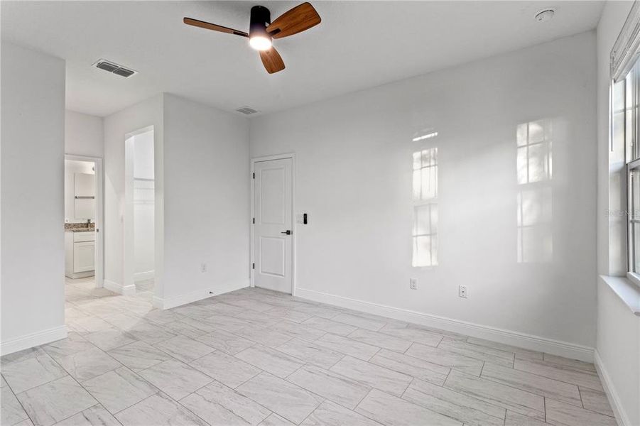 Spacious, unfurnished interior of a new home in , Citrus Springs (Image 28).