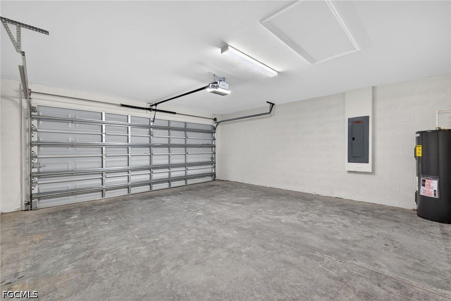 Spacious, unfurnished interior of a new home in Cape Coral, Cape Coral (Image 27).