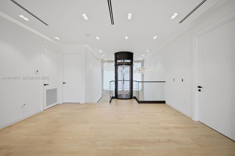 Spacious, unfurnished interior of a new home in , Fort Lauderdale (Image 54).