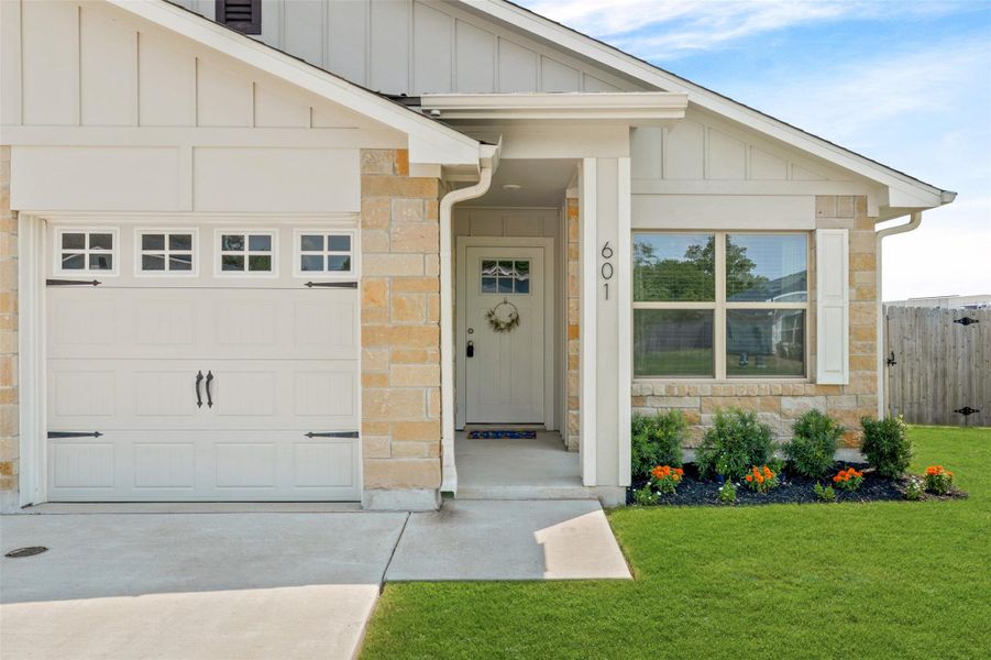 Exterior details and patio area of a home in , Troy (Image 28).