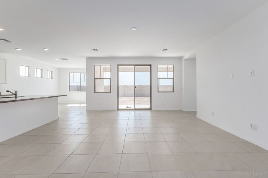 Spacious, unfurnished interior of a new home in Las Ventanas, Goodyear (Image 10).