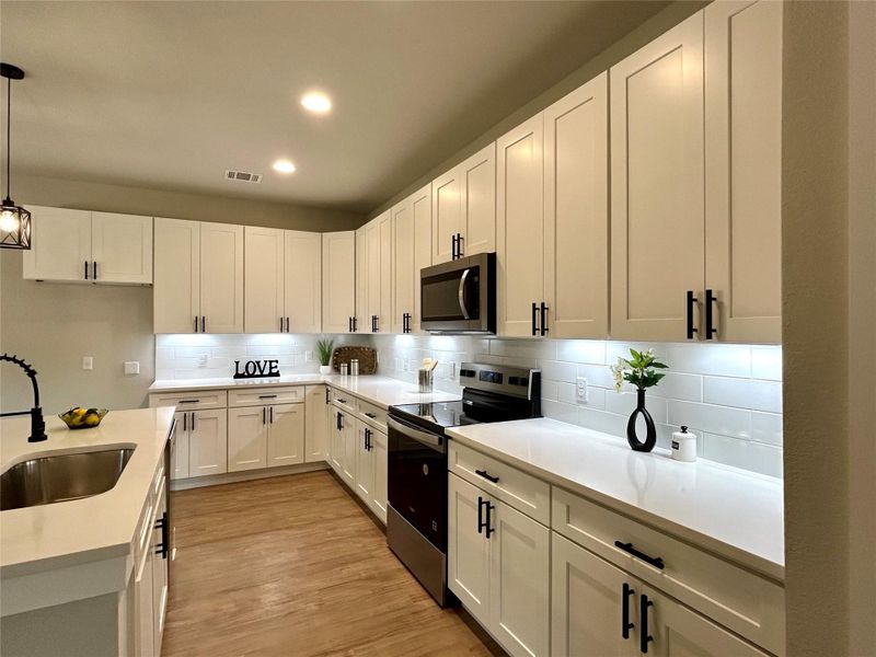 Under cabinet lighting in the kitchen Under cabinet lighting in the kitchen