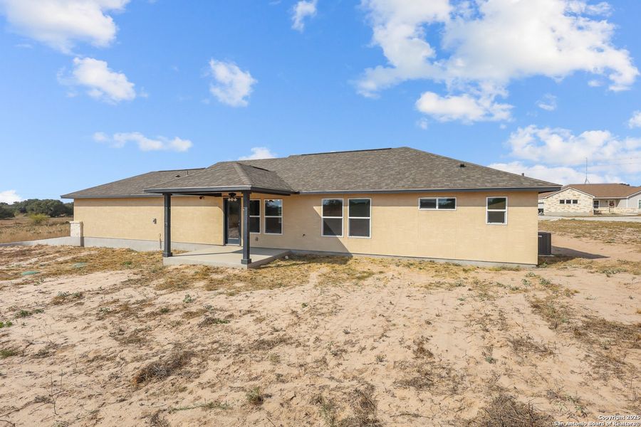 Exterior details and patio area of a home in , Poteet (Image 2).