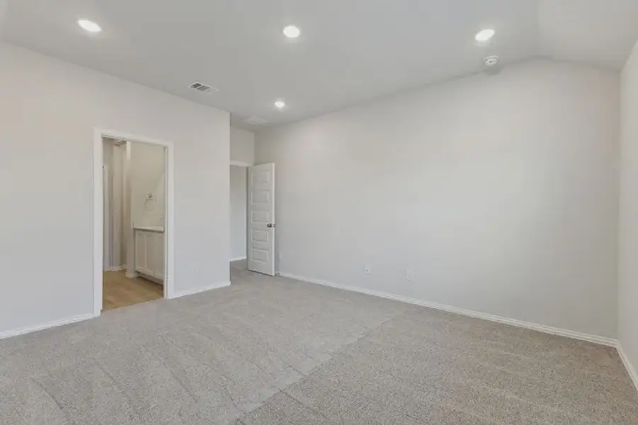 Spacious, unfurnished interior of a new home in Rolling Ridge, Van Alstyne (Image 16).