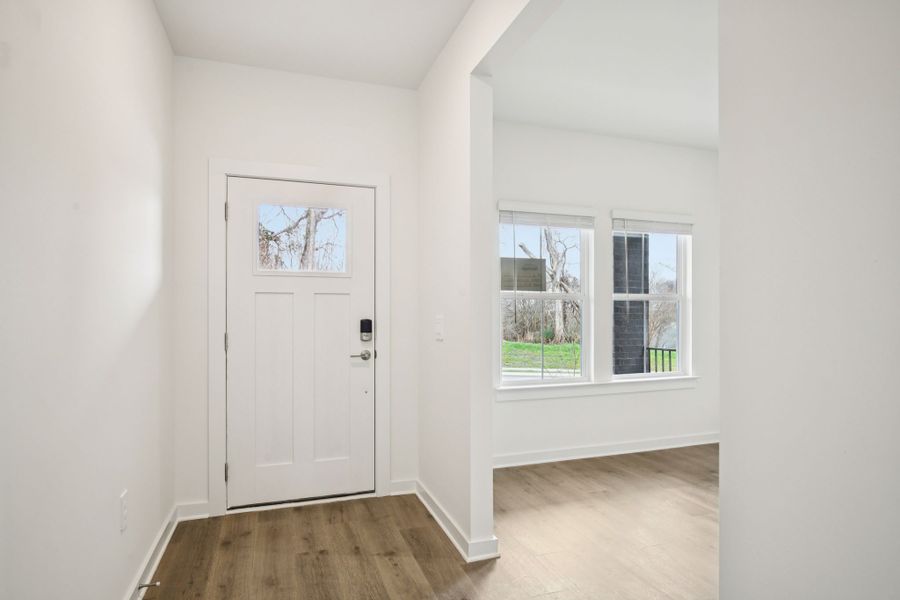 Spacious, unfurnished interior of a new home in Mission Hills, La Vergne (Image 9).