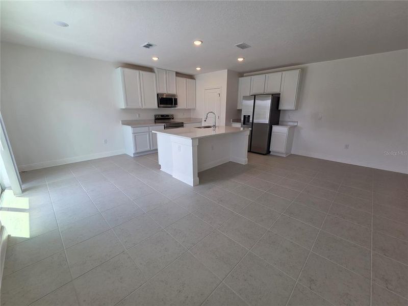 Spacious, unfurnished interior of a new home in Villamar, Winter Haven (Image 16).