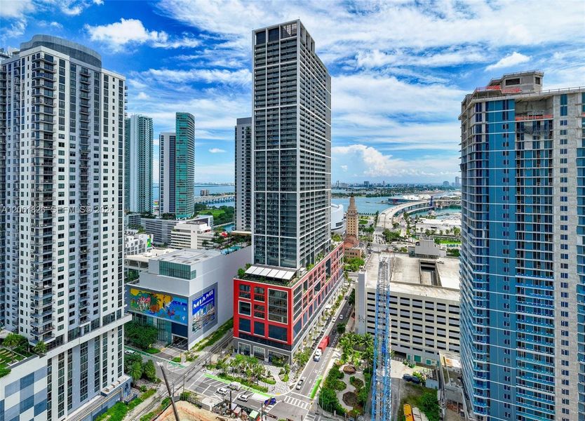Condo located in Miami, FL showcasing its design and architecture (Image 17). Condo located in Miami, FL showcasing its design and architecture (Image 17).