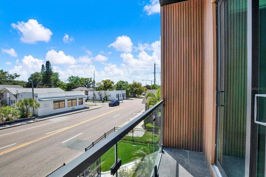 Exterior details and patio area of a home in , St. Petersburg (Image 4).