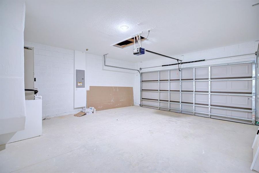 Spacious, unfurnished interior of a new home in , Sebring (Image 25).