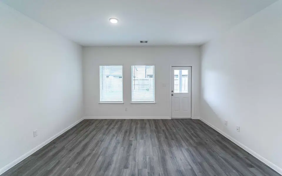 Spacious, unfurnished interior of a new home in Lago Mar, Texas City (Image 9).