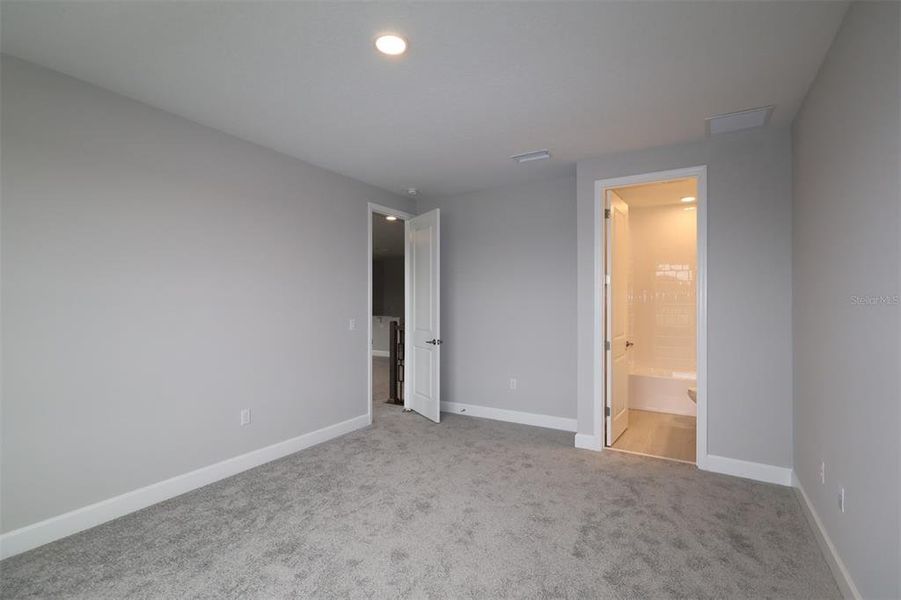 Spacious, unfurnished interior of a new home in Willow Run, Apopka (Image 24).