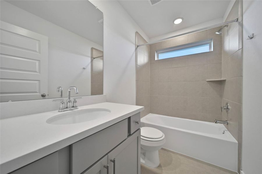 Furnished interior view inside a new home in , Rosharon (Image 10).