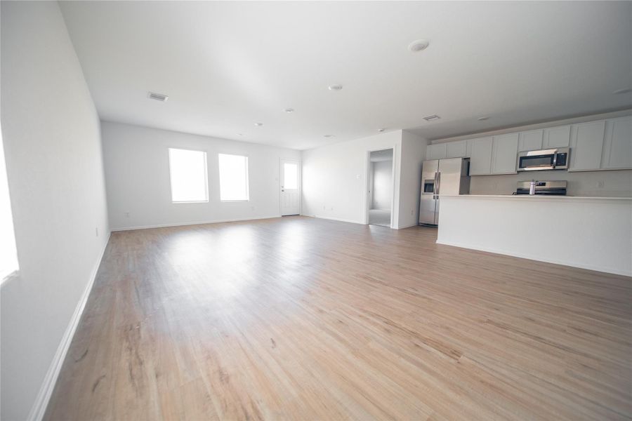 Spacious, unfurnished interior of a new home in , Baytown (Image 9).