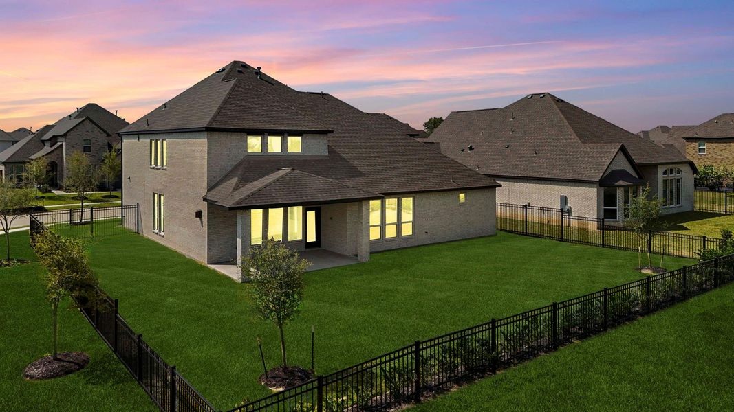 Huge backyard and wonderful covered patio to relax and watch the stars! Huge backyard and wonderful covered patio to relax and watch the stars!