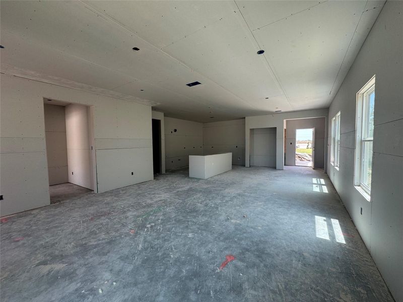 Spacious, unfurnished interior of a new home in Village at Three Oaks, Seguin (Image 19).