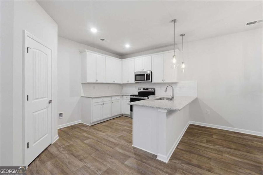 Furnished interior view inside a new home in Parkway James, Snellville (Image 10). Furnished interior view inside a new home in Parkway James, Snellville (Image 10).