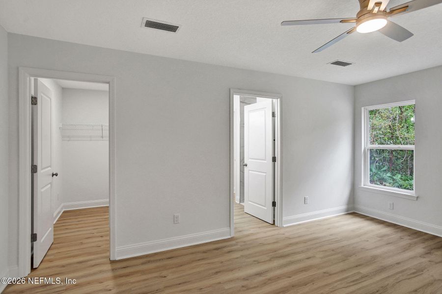 Spacious, unfurnished interior of a new home in , Middleburg (Image 12).