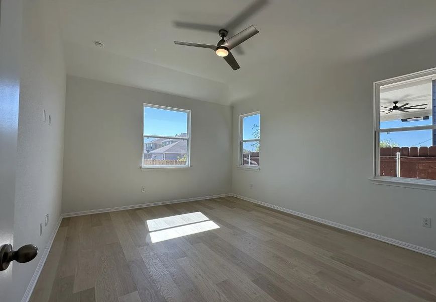 Spacious, unfurnished interior of a new home in Porter Country, Buda (Image 12).