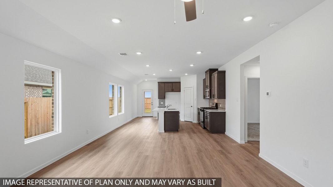 Spacious, unfurnished interior of a new home in Sunterra Lakes, Katy (Image 11).