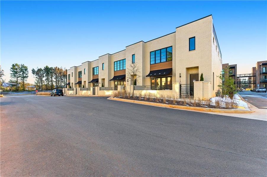Condo located in Watkinsville, GA showcasing its design and architecture (Image 3).