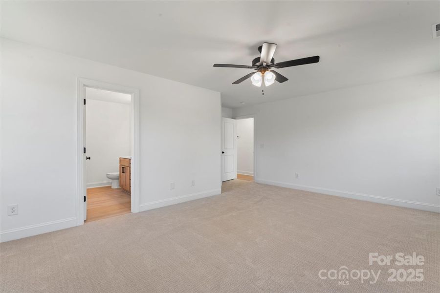 Spacious, unfurnished interior of a new home in , Harrisburg (Image 14).