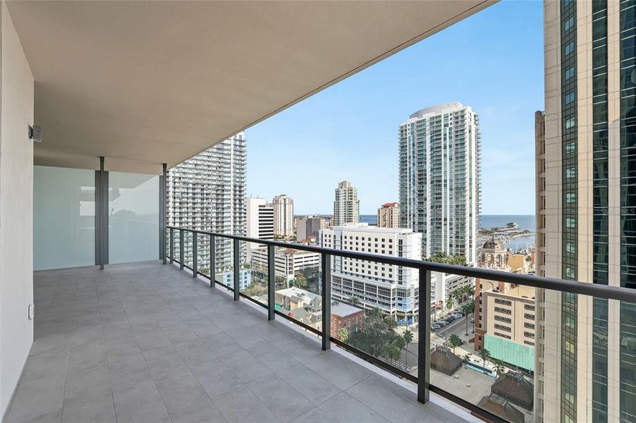 Condo located in St. Petersburg, FL showcasing its design and architecture (Image 4).