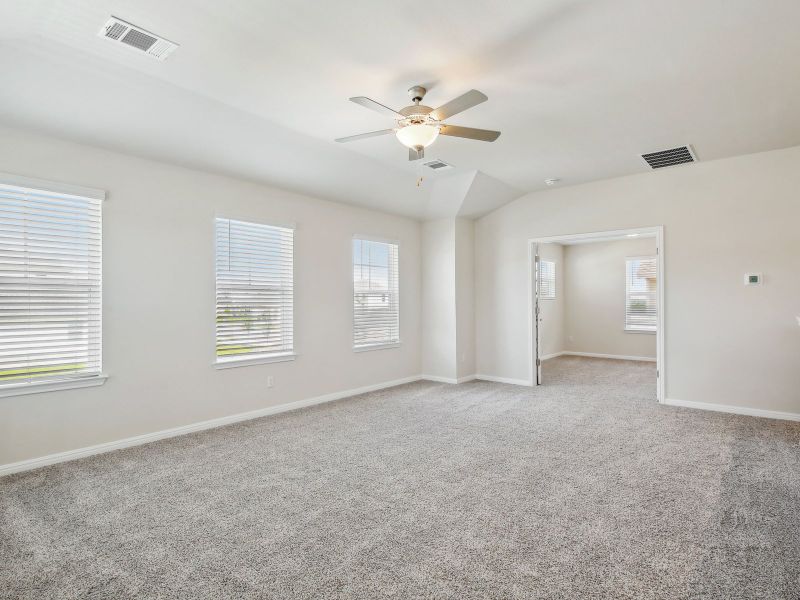 Spacious, unfurnished interior of a new home in Big Sky Ranch - Reserve Collection, Dripping Springs (Image 13).