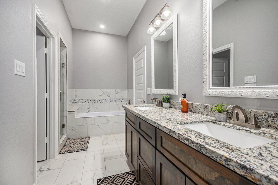 Furnished interior view inside a new home in , Anahuac (Image 31).