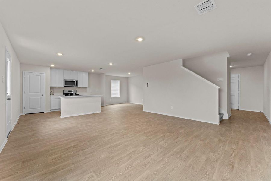 Spacious, unfurnished interior of a new home in Bollinger, Uhland (Image 29).