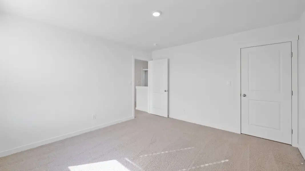 Spacious, unfurnished interior of a new home in Lone Oaks Farm, Cleveland (Image 15).