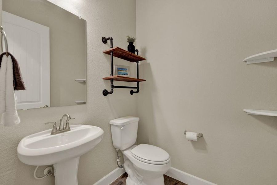 Guest 1/2 bath w/pedestal sink