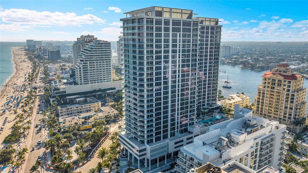 Condo located in Fort Lauderdale, FL showcasing its design and architecture (Image 37).