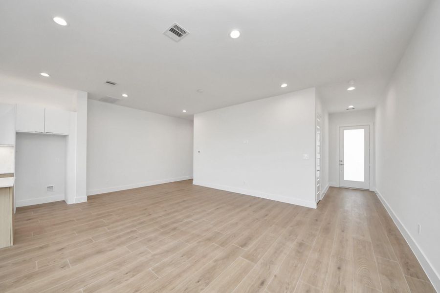 Spacious, unfurnished interior of a new home in Piccolina, Houston (Image 27).