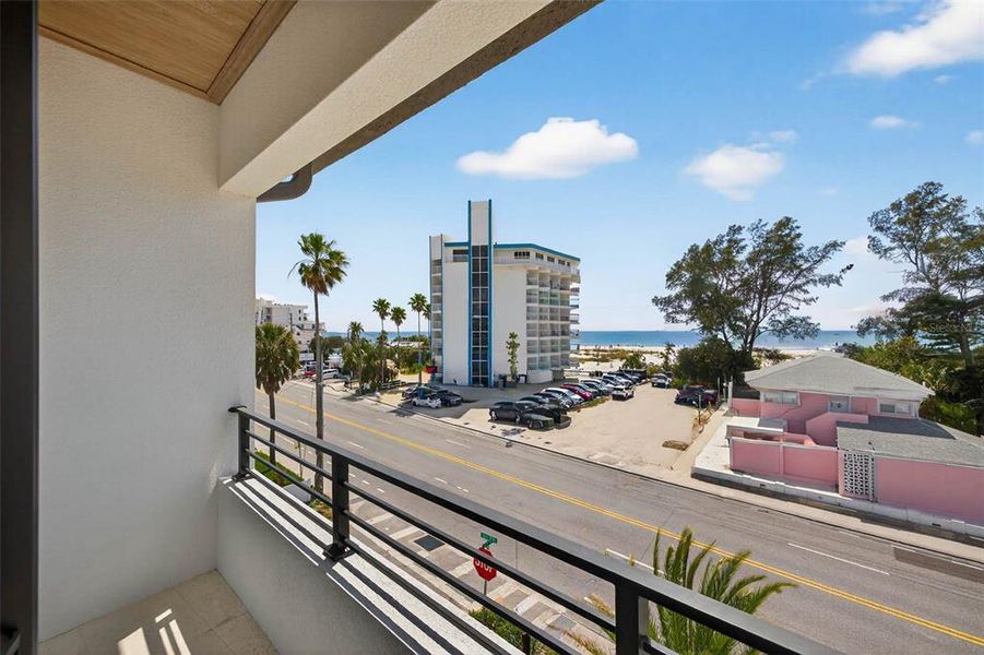 Condo located in Treasure Island, FL showcasing its design and architecture (Image 5).