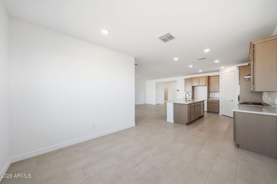 PHX_Miravida_Lot 1175_Dove_14798_Dining PHX_Miravida_Lot 1175_Dove_14798_Dining