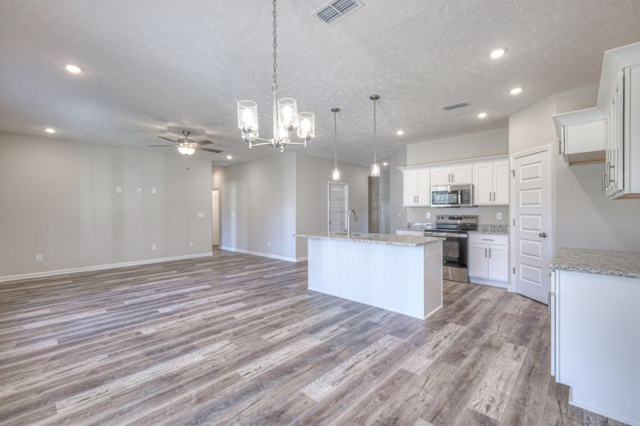 Spacious, unfurnished interior of a new home in Fox Run, Manchester (Image 28).