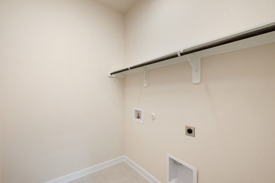 Spacious, unfurnished interior of a new home in Wolf Ranch, Georgetown (Image 20).