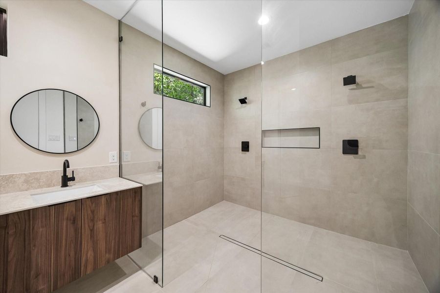 Furnished interior view inside a new home in , Conroe (Image 10).