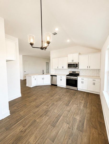 Spacious, unfurnished interior of a new home in River Ranch Trails, Dayton (Image 8).