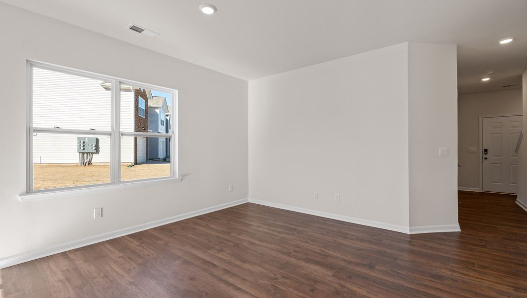 Spacious, unfurnished interior of a new home in Tanglewood Townes, Greenville (Image 13).