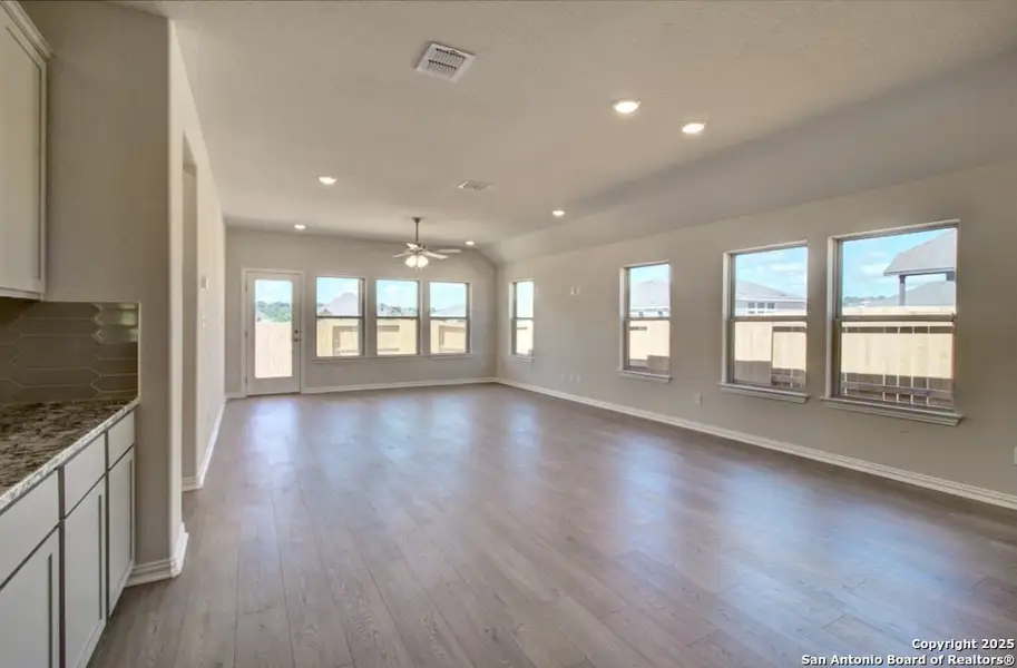 Spacious, unfurnished interior of a new home in Meyer Ranch - Enclave, New Braunfels (Image 11).