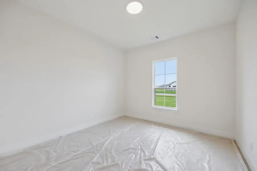 Spacious, unfurnished interior of a new home in Lakeway Estates, Waxahachie (Image 29).