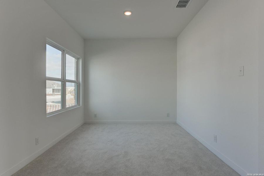 Spacious, unfurnished interior of a new home in Nopal Valley, San Antonio (Image 18).