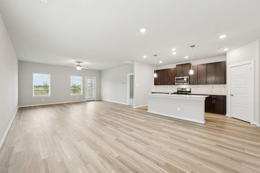 Spacious, unfurnished interior of a new home in Heights of Barbers Hill, Mont Belvieu (Image 18).