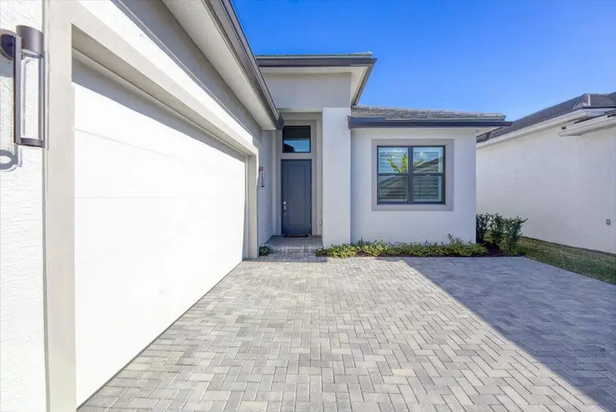 3 car garage/entry
