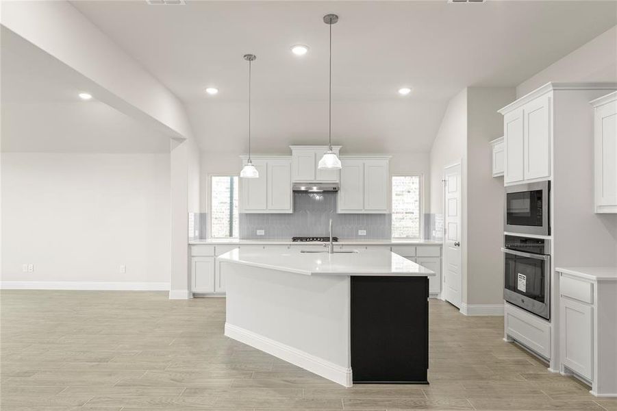 Furnished interior view inside a new home in Meadow Run, Melissa (Image 9). Furnished interior view inside a new home in Meadow Run, Melissa (Image 9).