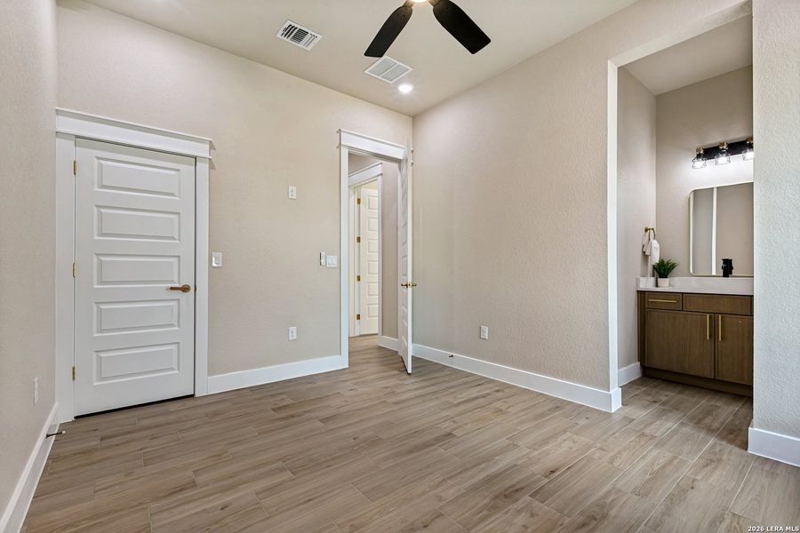 Spacious, unfurnished interior of a new home in , La Vernia (Image 39).
