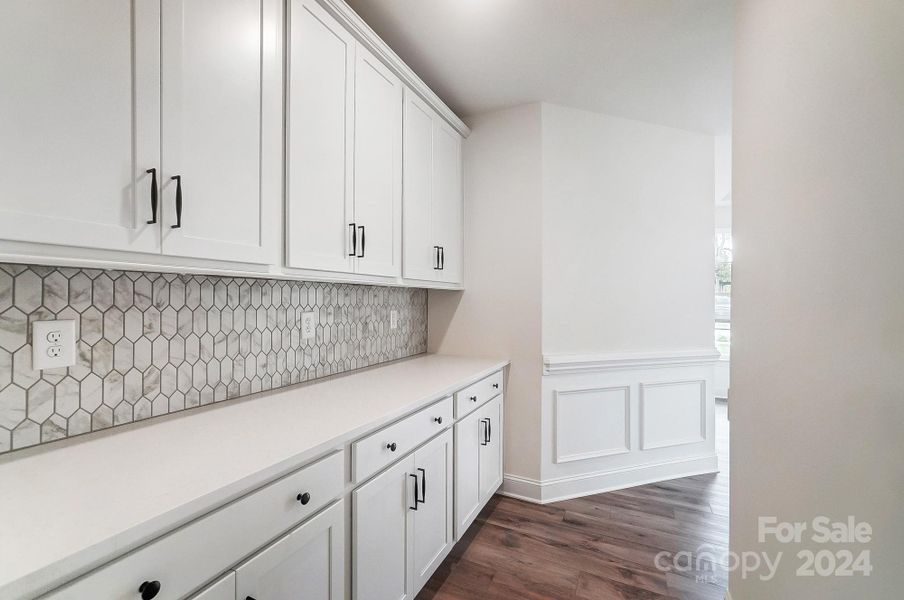 Butler's Pantry with Upper and Lower cabinets